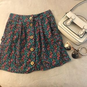 Floral patterned skirt with front buttons